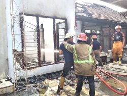 Kantor Kepala Desa  Ngudirejo Jombang Terbakar , Saat Ditinggal Sholat Jum’at 