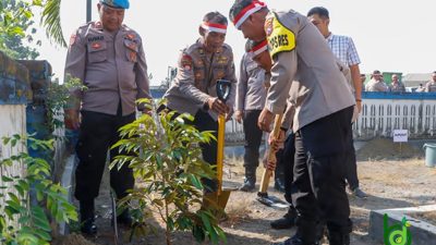 Lestarikan Alam, Polisi Jombang Gelar Aksi Tanam Pohon