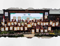 Bupati Jombang Dan 45 Kades Terima Lencana Bhakti Desa Madya Dan Lencana Desa Mandiri