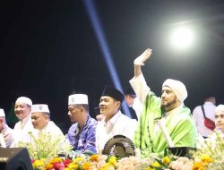 Puluhan Ribu Syekher Mania Bersholawat Dalam Acara Sosialisasi Gempur Rokok Ilegal di Stadion Jombang