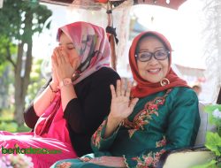 Sugiat Pj Bupati Jombang Antar Eks Bupati Mundjidah Dan Sumrambah Pulang Dengan Naik Dokar