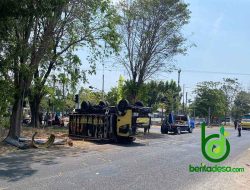 Truk Terbalik Usai Hantam Mobil CR-V Anggota Satpol PP Jombang