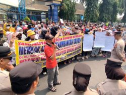 Warga Gunung Kembang Lahat Kepung Kantor Bupati, Menuntut Galian C Ilegal Ditutup, Kades Dipecat