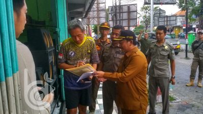 Pemkab Jombang Segel Ruko Simpang Tiga Mojongapit