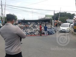 Truk Batu Bara Terbalik Di Perlintasan KA, Jalan KH Wahid Hasyim Jombang Macet