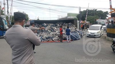 Truk Batu Bara Terbalik Di Perlintasan KA, Jalan KH Wahid Hasyim Jombang Macet
