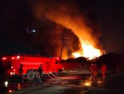 Gudang Tiner Jalan Kalianak Surabaya Terbakar Hebat, 6 Orang Terluka