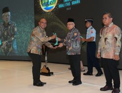 Kadis DLH Jombang Miftahul Ulum Terima Penghargaan Green Leadership Dari KLHK