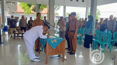 Kades Kabuh Jombang Budijono Lantik Satu Perangkat Desa 