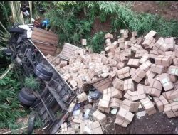 Truk Surat Suara Pemilu Terbali Dan Masuk Jurang di Semarang