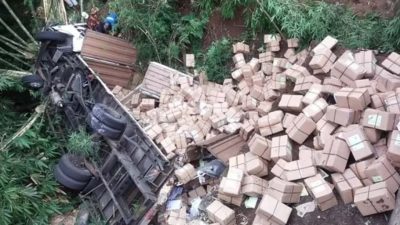 Truk Surat Suara Pemilu Terbali Dan Masuk Jurang di Semarang