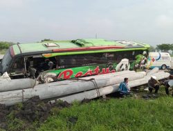 Bus Rombongan Guru Malang Tabrak Truk Tronton Paku Bumi di Tol Ngawi, 2 Korban Tewas