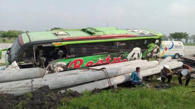 Bus Rombongan Guru Malang Tabrak Truk Tronton Paku Bumi di Tol Ngawi, 2 Korban Tewas