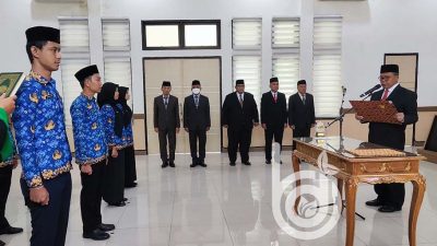 Pj Bupati Sugiat Pimpin Pengambilan Sumpah 8 Orang PNS Jombang
