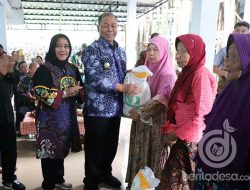 Pemkab Jombang Salurkan Bantuan Cadangan Pangan Di Sambirejo Wonosalam