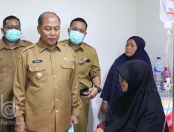 Pj. Bupati Jombang Sugiat Menjenguk Anggota KPPS Yang Sakit
