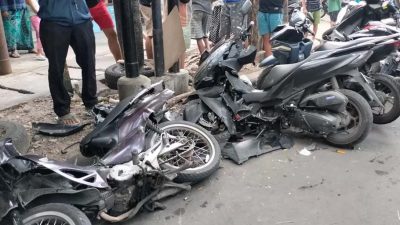 Ambulan Berlogo Parpol Tabrak 5 Motor Di Surabaya