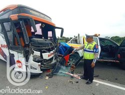 Bus Bagong Tabrak Mobil Patroli Jasa Marga Di Tol Surabaya-Mojokerto