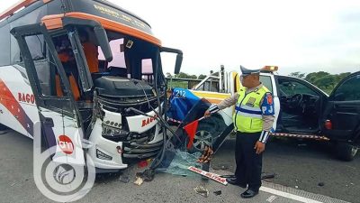 Bus Bagong Tabrak Mobil Patroli Jasa Marga Di Tol Surabaya-Mojokerto