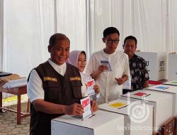 Pj Bupati Jombang Sugiat Salurkan Hak Pilih di TPS 1 Kaliwungu