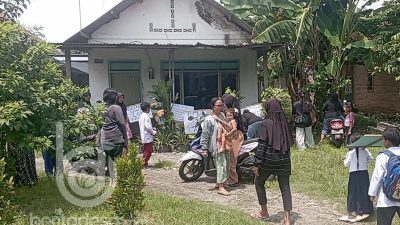 Gelapkan Tabungan Ibu PKK, Rumah Bu Bayan Mancar Jombang Digruduk Warga