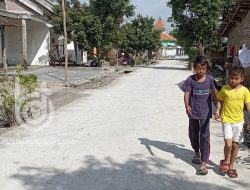 Dukung Aktifitas Warga, Pemdes Mojodanu Jombang Bangun Jalan Rabat Beton