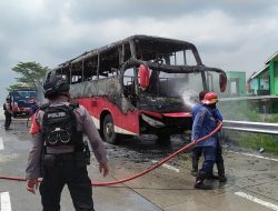 Bus PO Agra Mas Terbakar di Exit Tol Adiwerna Tegal