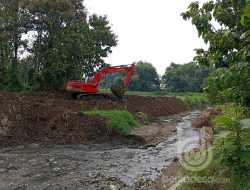 Dinas PUPR Jombang Normalisasi Sungai di Desa Kauman Kabuh