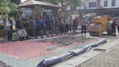 Polres Jombang Musnakan Ribuan Botol Miras Hasil Operasi Pekat