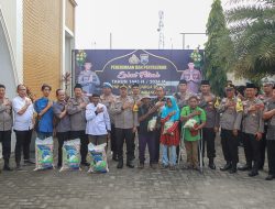 Polres Jombang Bagikan Zakat Fitrah Pada Duafa Dan Difabel