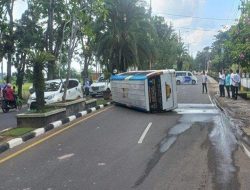 Minibus Ditumpangi 5 Santri Terbalik di Muba