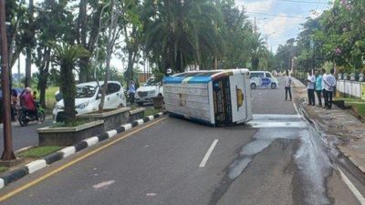 Minibus Ditumpangi 5 Santri Terbalik di Muba