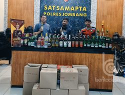 Polisi Grebek Rumah Penyimpan Ribuan Botol Miras di Genukwatu Jombang