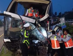 Laka Maut, Bus Harapan Jaya Tabrak Belakang Truk di Tol Jombang, 1 Tewas