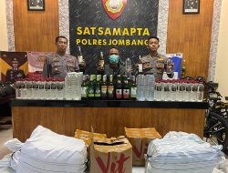 Polisi Gerebek Rumah Penjual Miras di Jagalan Jombang, 493 Botol Miras Disita