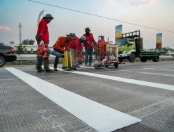 Antisipasi Balap Liar, Polisi Pasang Garis Kejut di Jalur Arteri Perak Jombang
