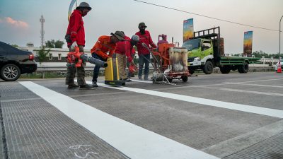 Antisipasi Balap Liar, Polisi Pasang Garis Kejut di Jalur Arteri Perak Jombang