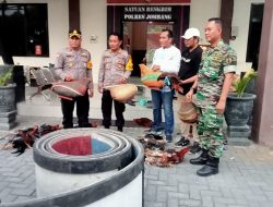 Petugas Gabungan Gerebek Arena Judi Sabung Ayam di Tambakberas Jombang