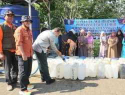 Atasi Kekeringan di Mojokerto, BPBD Jatim Beri Bantuan Air Bersih dan Logistik
