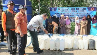Atasi Kekeringan di Mojokerto, BPBD Jatim Beri Bantuan Air Bersih dan Logistik
