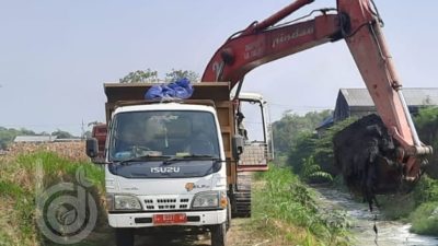 Tercemar Limbah Tahu, Dinas PUPR Jombang Normalisasi Sungai di Bapang Jogoroto