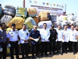 Bareskrim Polri Amanakan 1.883 Bal Pakaian Bekas di Bandung Dan Cikarang