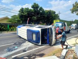 Mobil Rombongan Pesilat Kera Sakti Jombang Terguling di Tikungan Sembung
