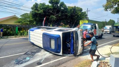 Mobil Rombongan Pesilat Kera Sakti Jombang Terguling di Tikungan Sembung
