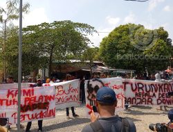Tuntut Kades Mundur, Warga Desa Banjardowo Jombang Demo Balai Desa