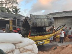 Satu Truk Dan Gudang Limbah Gergaji Kayu di Cilacap Dilalap Si Jago Merah