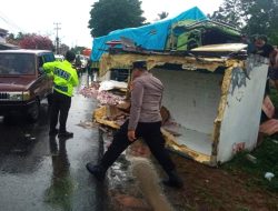 Truk Fuso Adu Banteng Dengan Mobil Box di Muara Enim, 1 Tewas