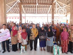 Pemkab Jombang Salurkan Bantuan Beras CPPD Dan Bantuan Gabah Isi Lumbung di Desa Sumberaji