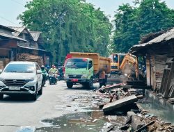 Pemkot Surabaya Kerahkan Alat Berat Bersihkan Tumpukan Sampah di Saluran JL Tambak Mayor