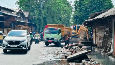 Pemkot Surabaya Kerahkan Alat Berat Bersihkan Tumpukan Sampah di Saluran JL Tambak Mayor